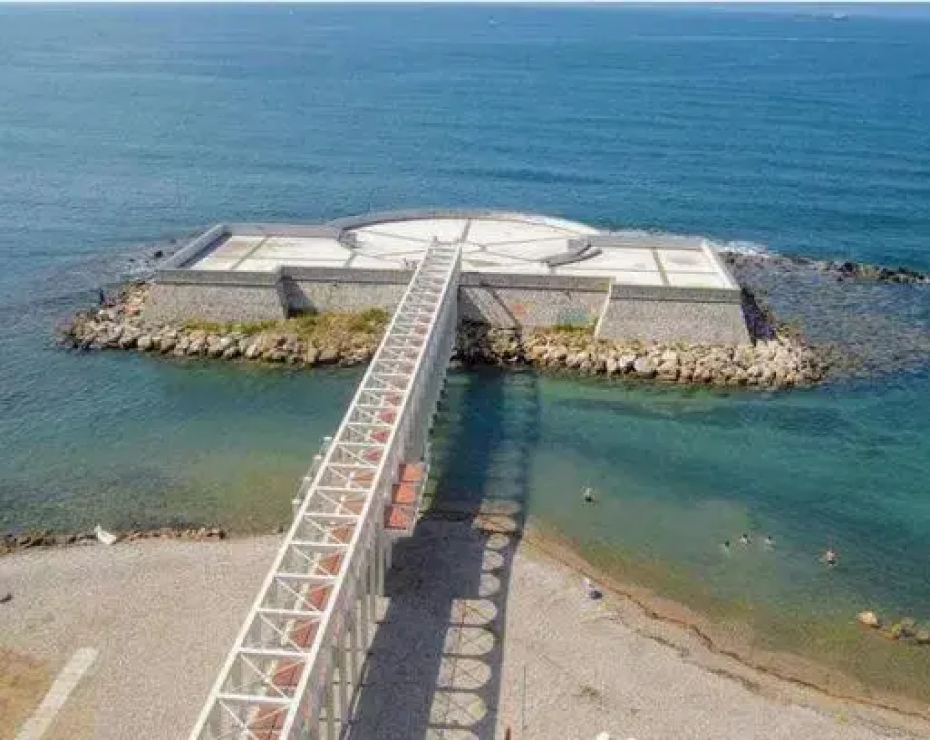 Suite beachfront near the station and Port, 5 beds