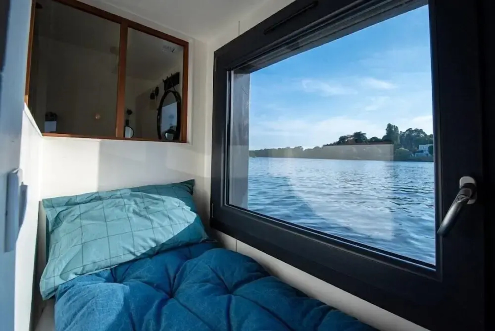 Péniche Carpe Diem La Rivière House