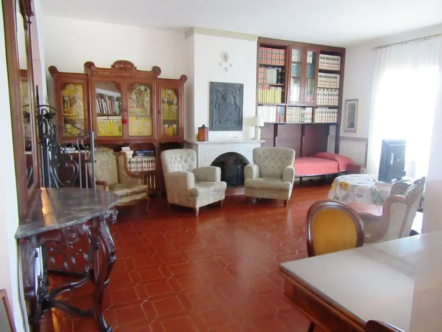 Elegant and Roomy Apartment on the Hill of Chiavari, Calm Relaxation Assured