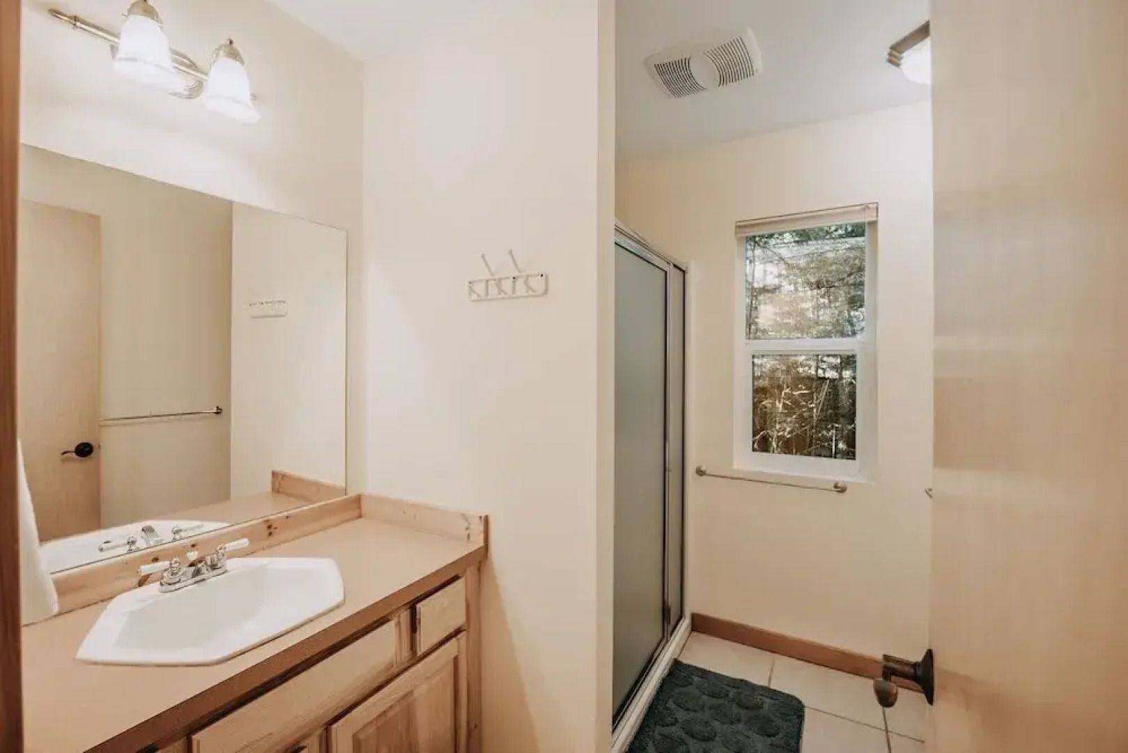 70mbr- Hot Tub - Bbq - Wi-fi - Pets Ok - Sleeps 8 3 Bedroom Home by RedAwning