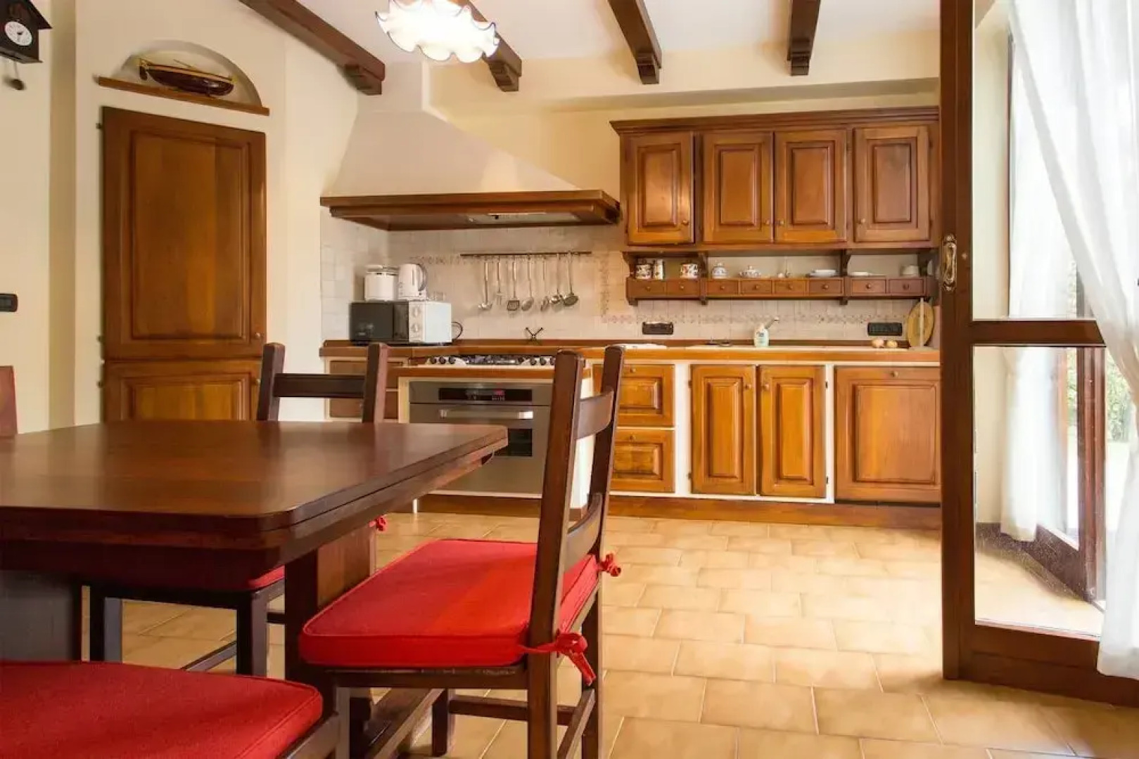 Beautiful Villa, Wifi, Bbq, Private Garden, Short Walk to Lakeside, Beach and Restaurants