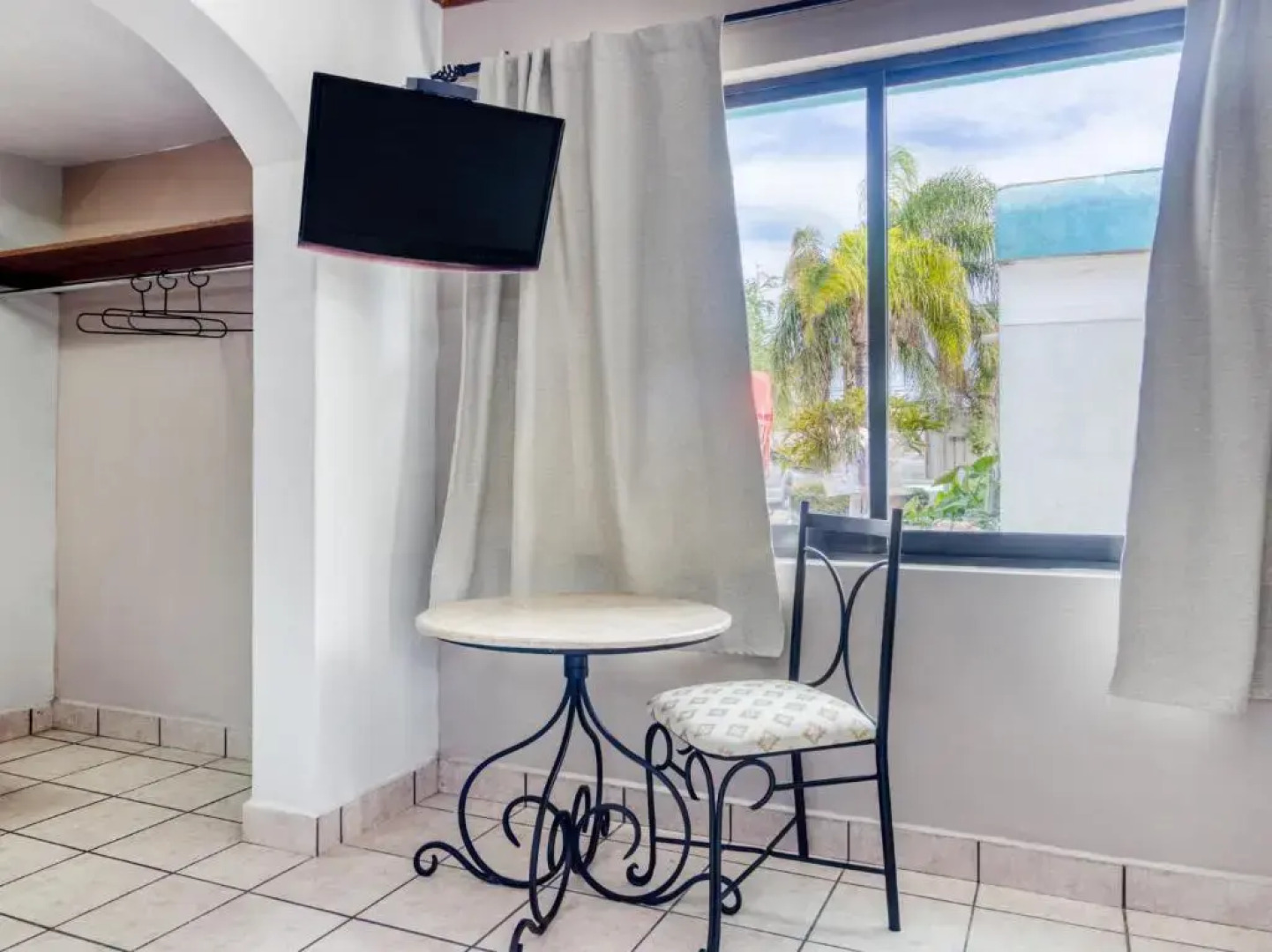 Capital O Hotel La Siesta