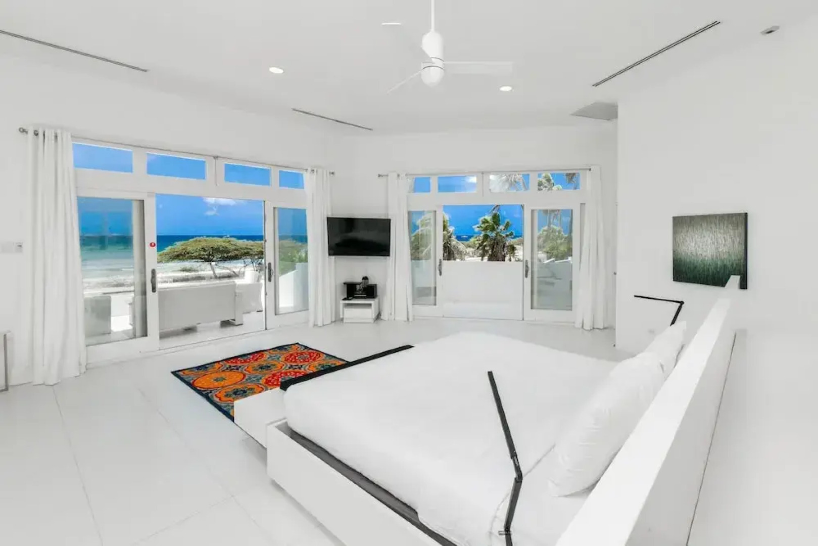 Ocean Front 7-bedroom 7-bath Sunset Views Malmok!