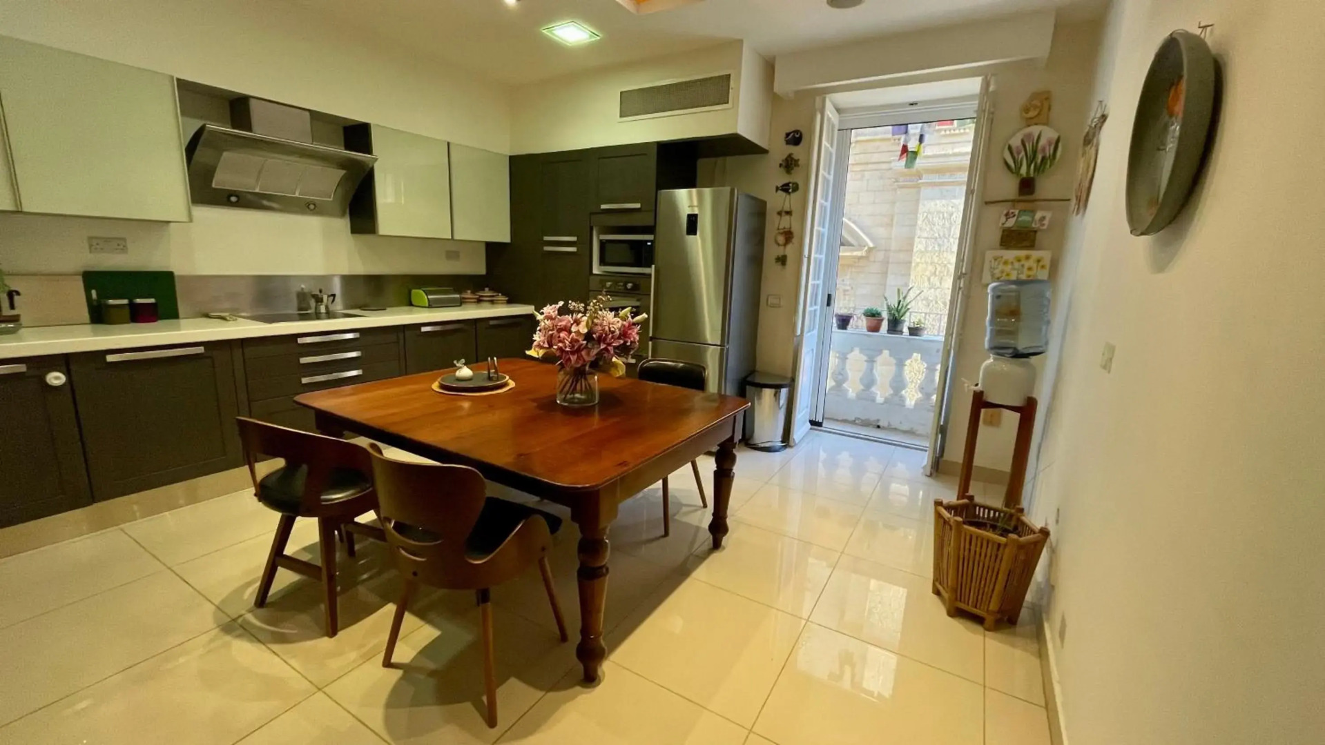 Valletta Collection - Merchant Str Apartment with large yard