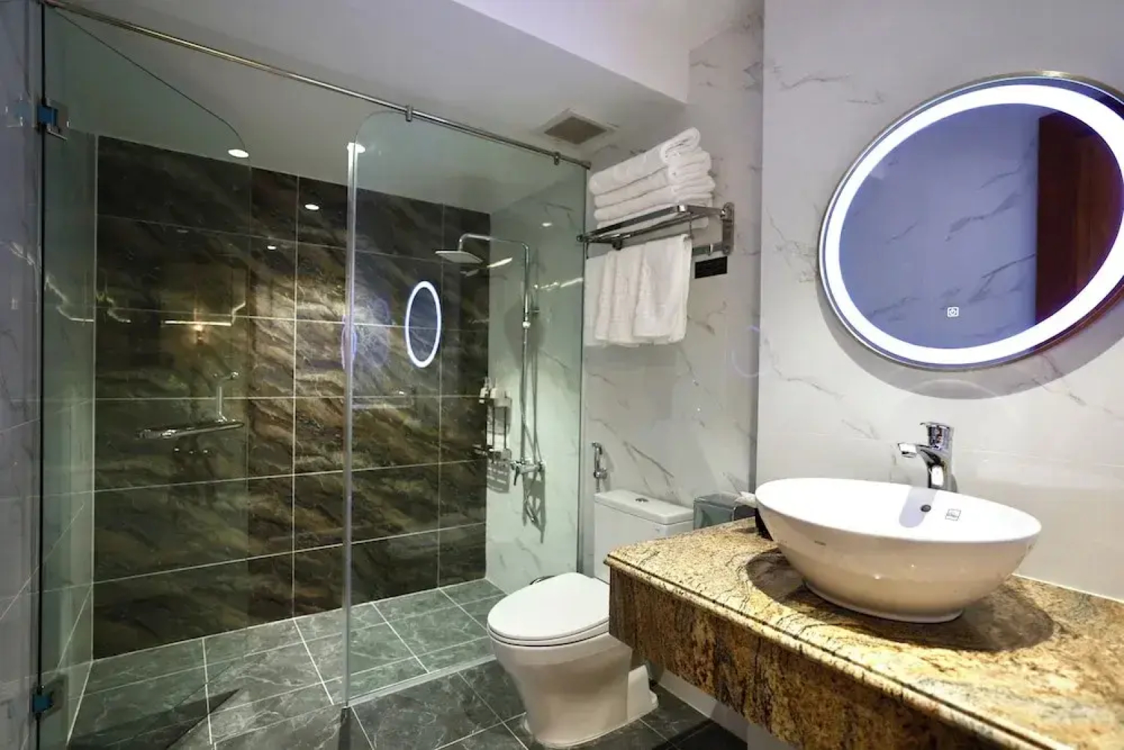 La Fleur Premium Central Apartment
