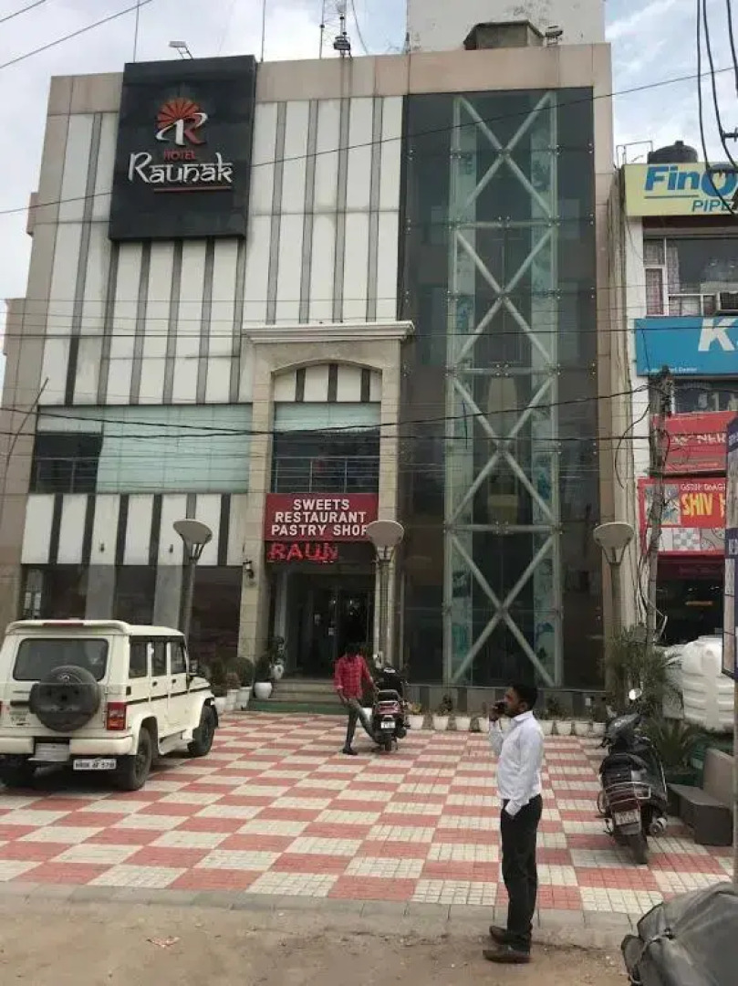 OYO 24912 Hotel Raunak