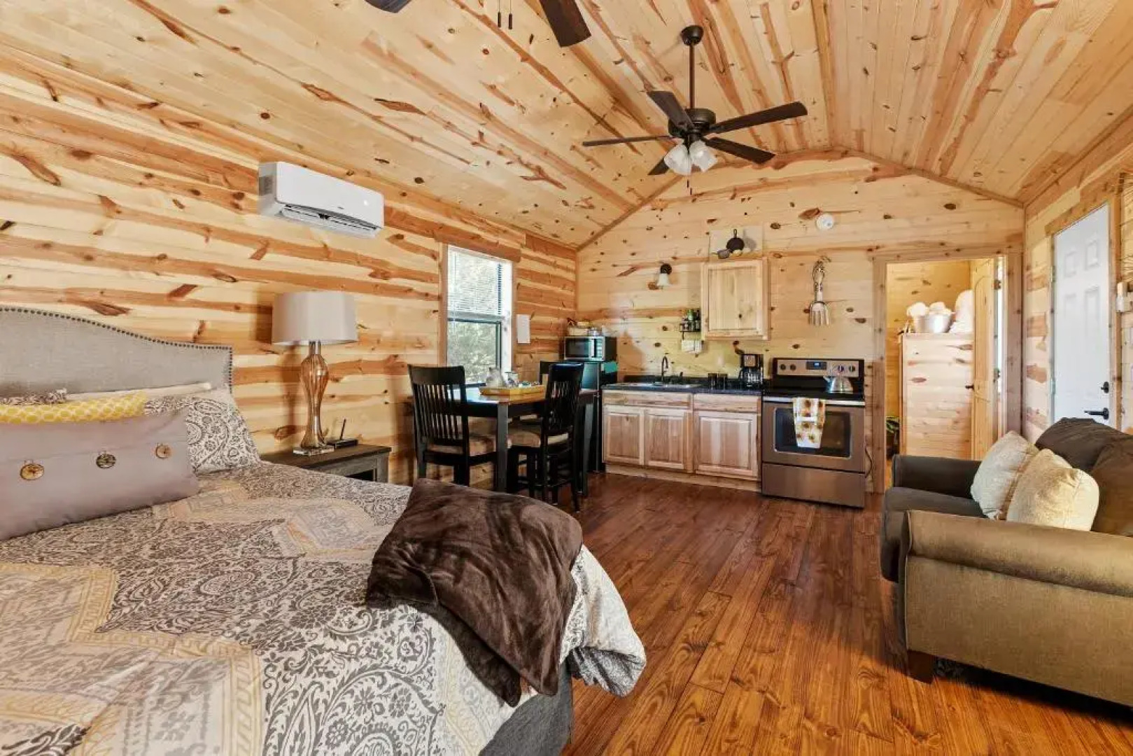 Hr 4 - The Sunflower Cottage 1 Bedroom Cabin by RedAwning