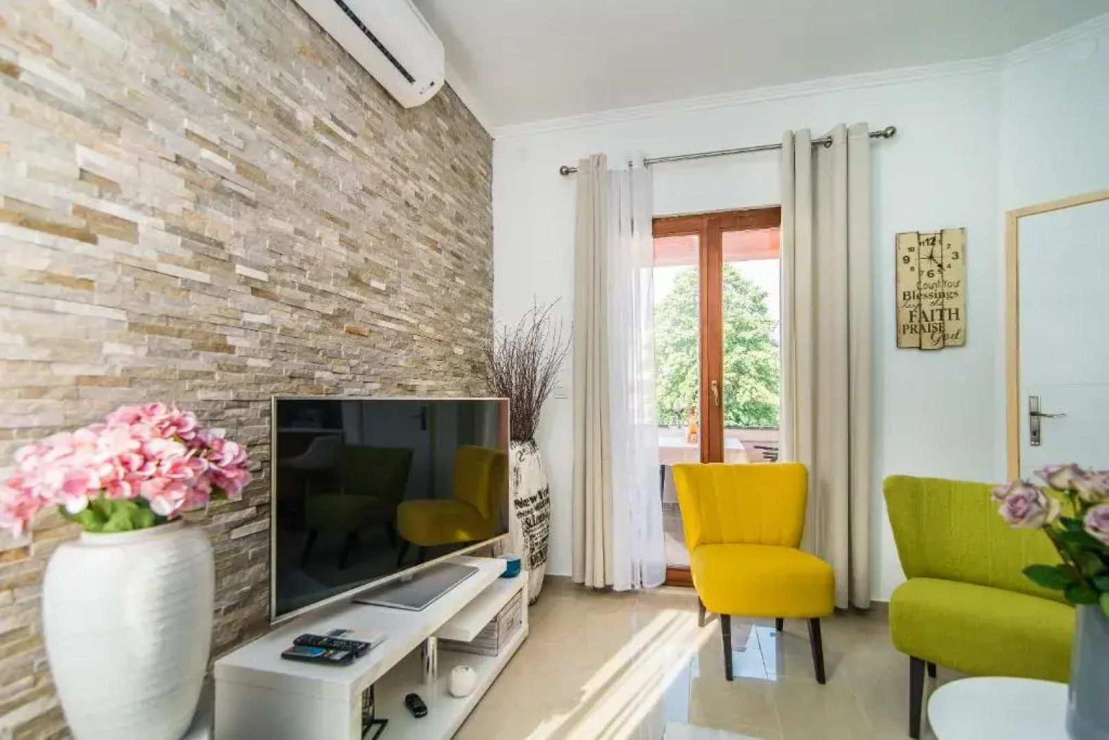 Charming house on the beach and Deluxe Apartment