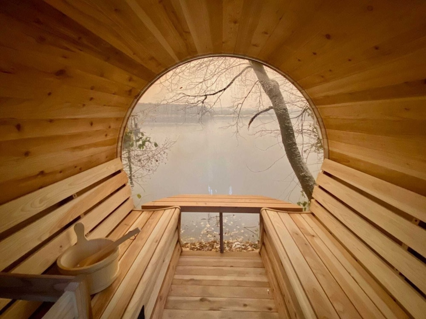 Ultimate Enjoyment in and on the Water in a Luxury Houseboat on the Mookerplas