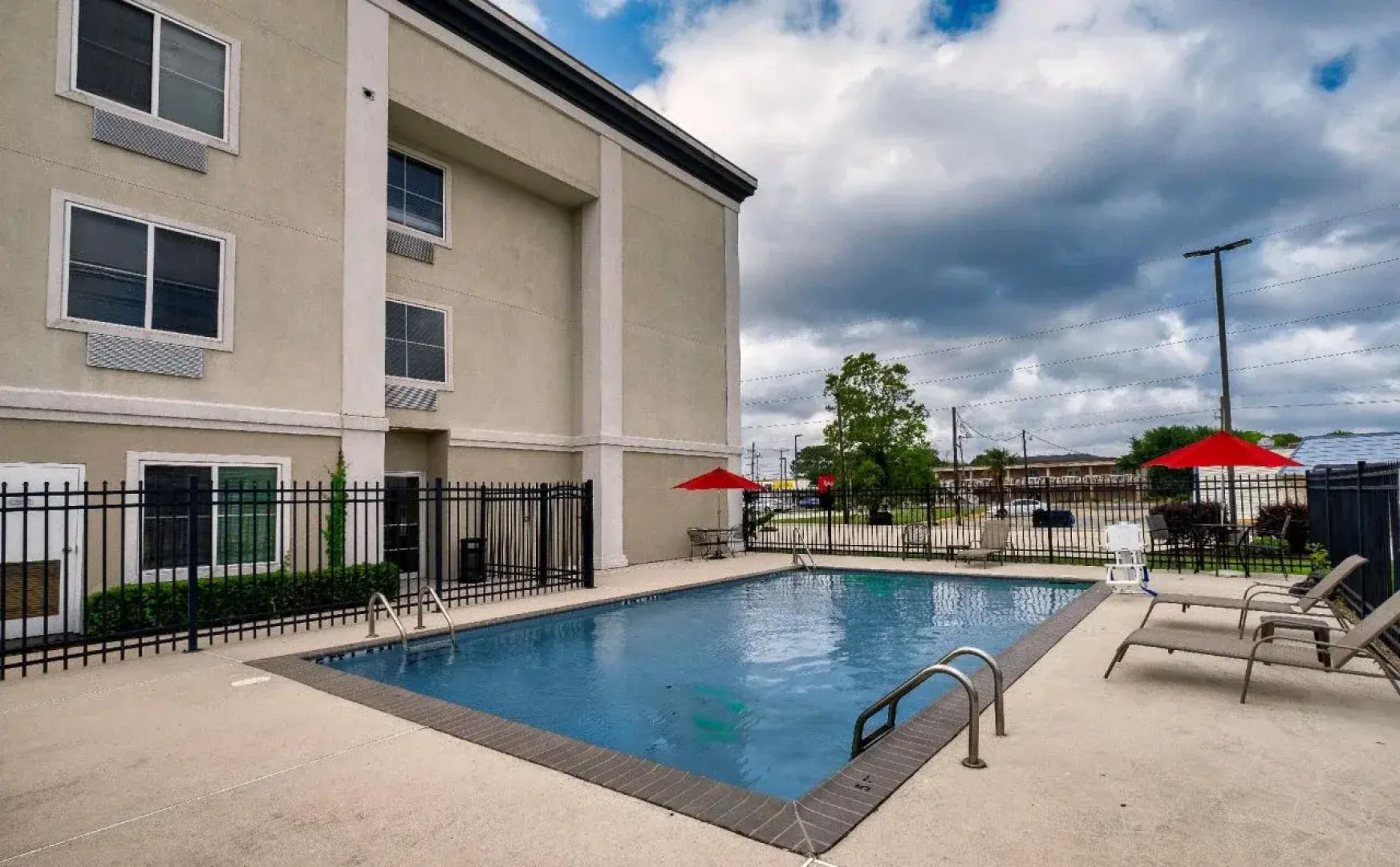 Saffron Inn & Suites