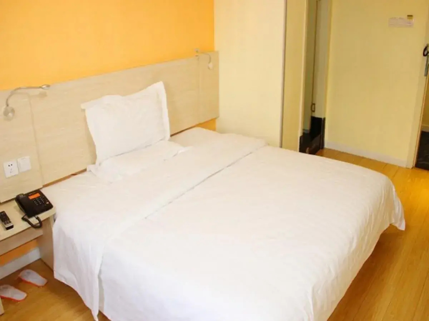 7Days Inn Wuhan Guanggu Walking Street Baoli Garden Branch