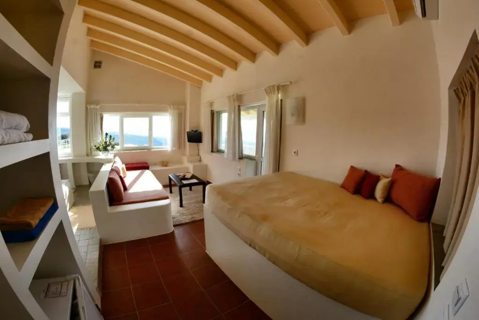 Golden Sea View Suites