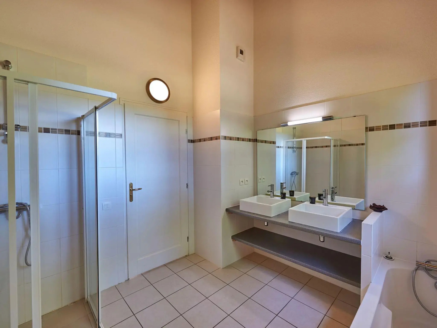 Luxurious ground-floor villa on castle estate with fireplace