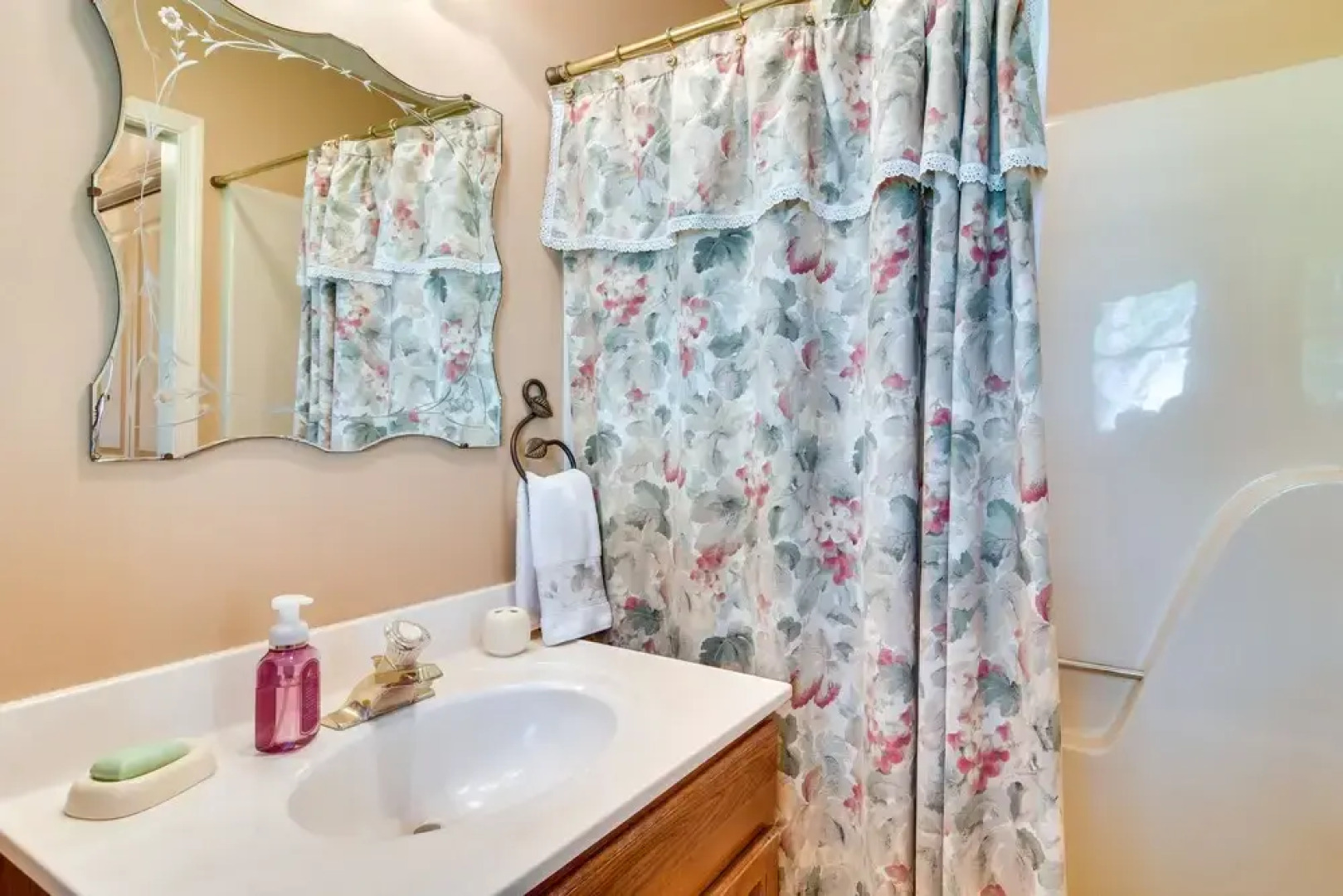 Tonawanda Vacation Rental ~ 13 Mi to Niagara Falls