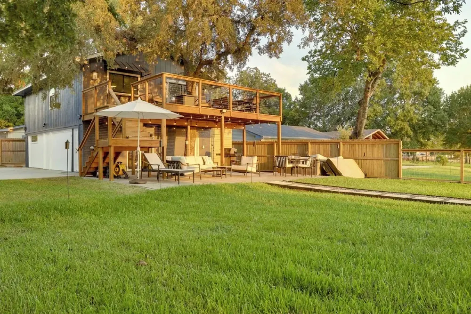 Willis Waterfront Home w/ Deck on Lake Conroe!