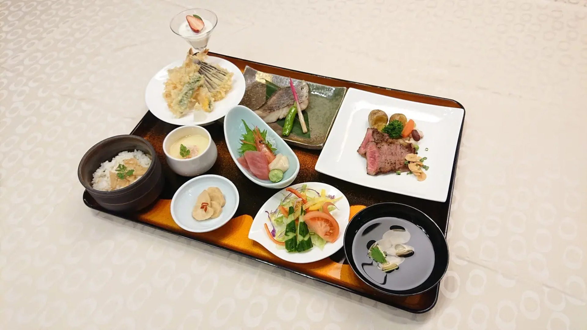 Yuyado Kuttari Onsen Lake Inn