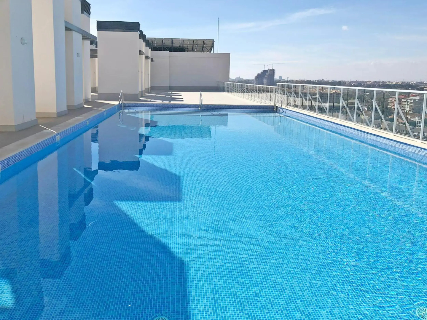 Global Properties, Moderno apartamento con terraza y vistas al mar