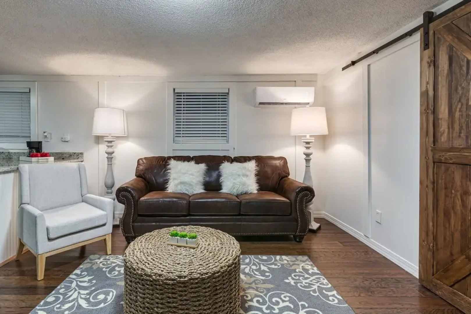 Mountain Modern Getaway Hot Tub and Arcade Games