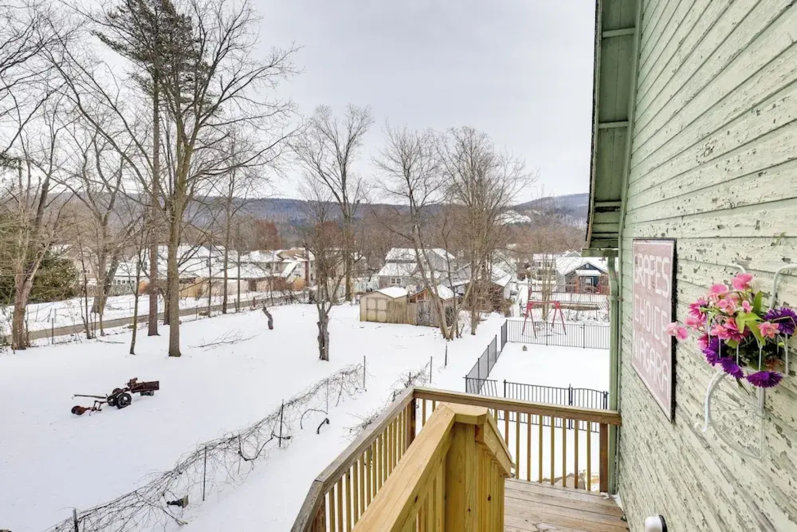 Walk to Eats: Mtn-view Hammondsport Hideaway!