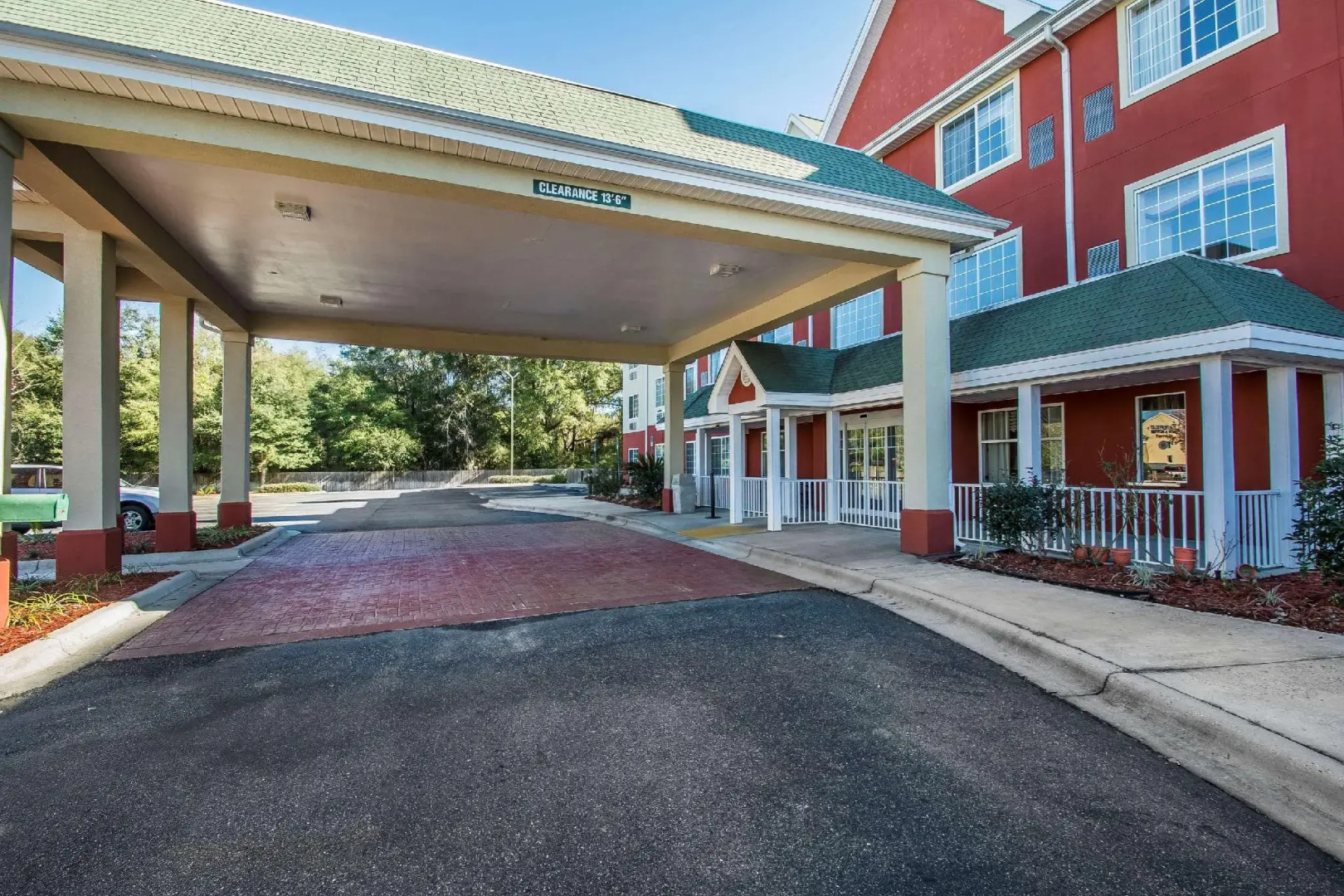 Econo Lodge Inn and Suites