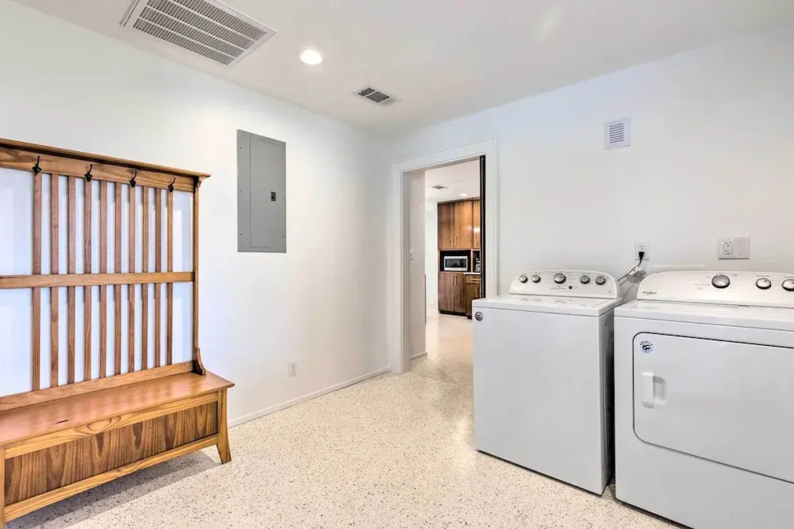 Mid-century Dream Home < Half-mile to Beach!