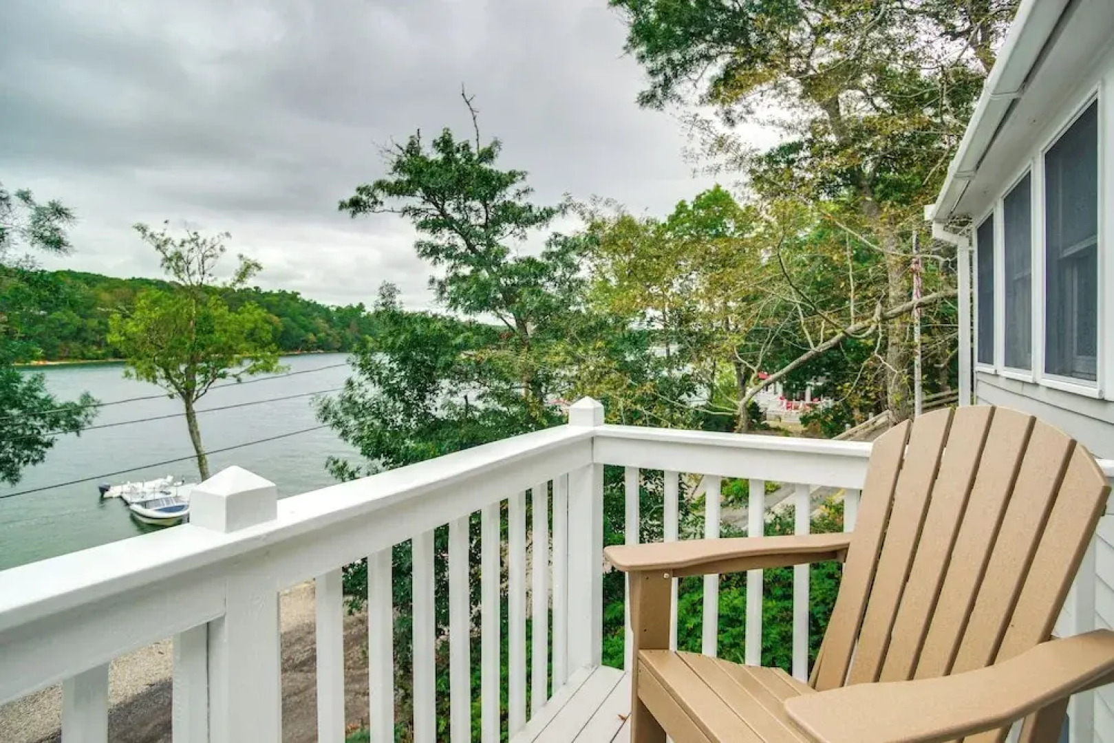 Waterfront Cape Cod Cottage on Peter's Pond