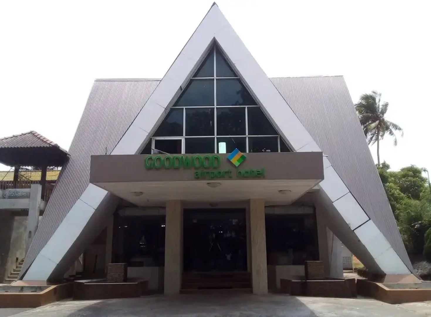 KYNROCK Airport Hotel