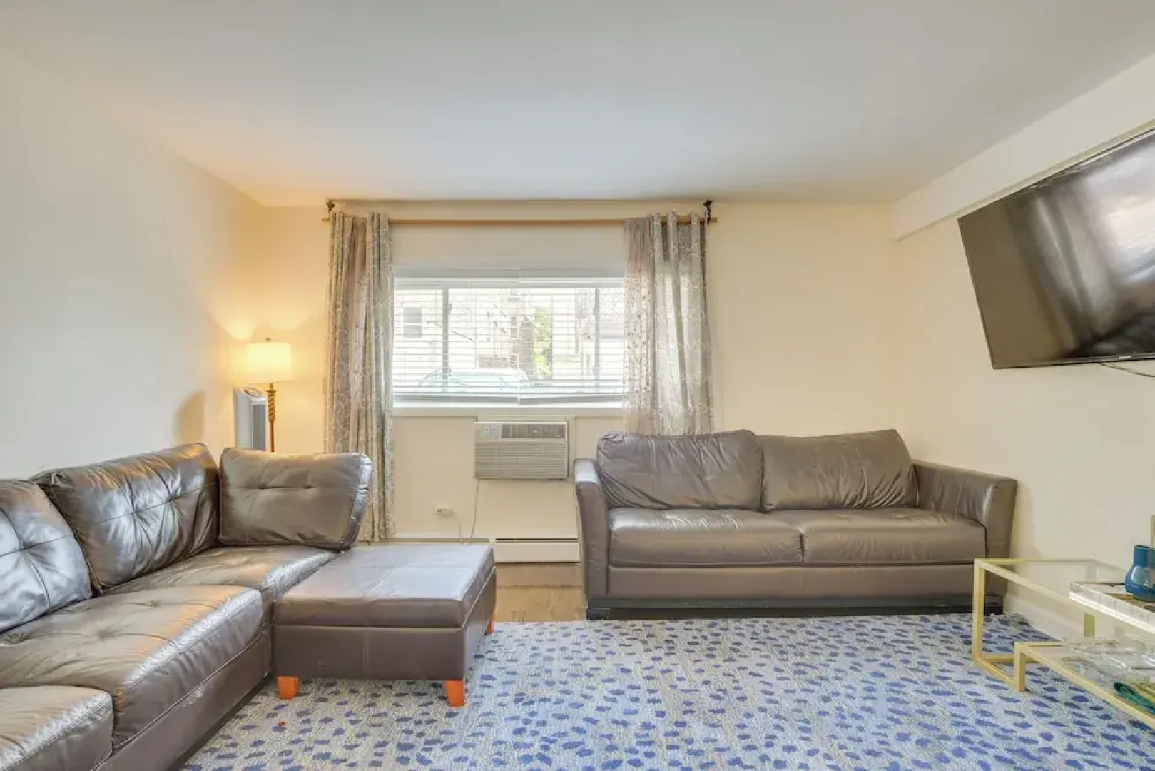 Walk to Train: Convenient Skokie Condo!