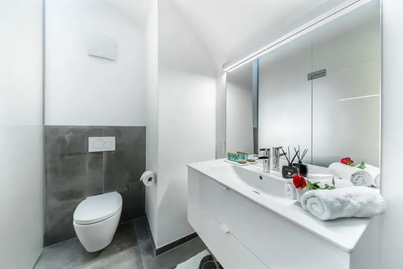 Suiten Apartment Art Collection With Kind Bed Air Conditioning and two Separate Bedrooms