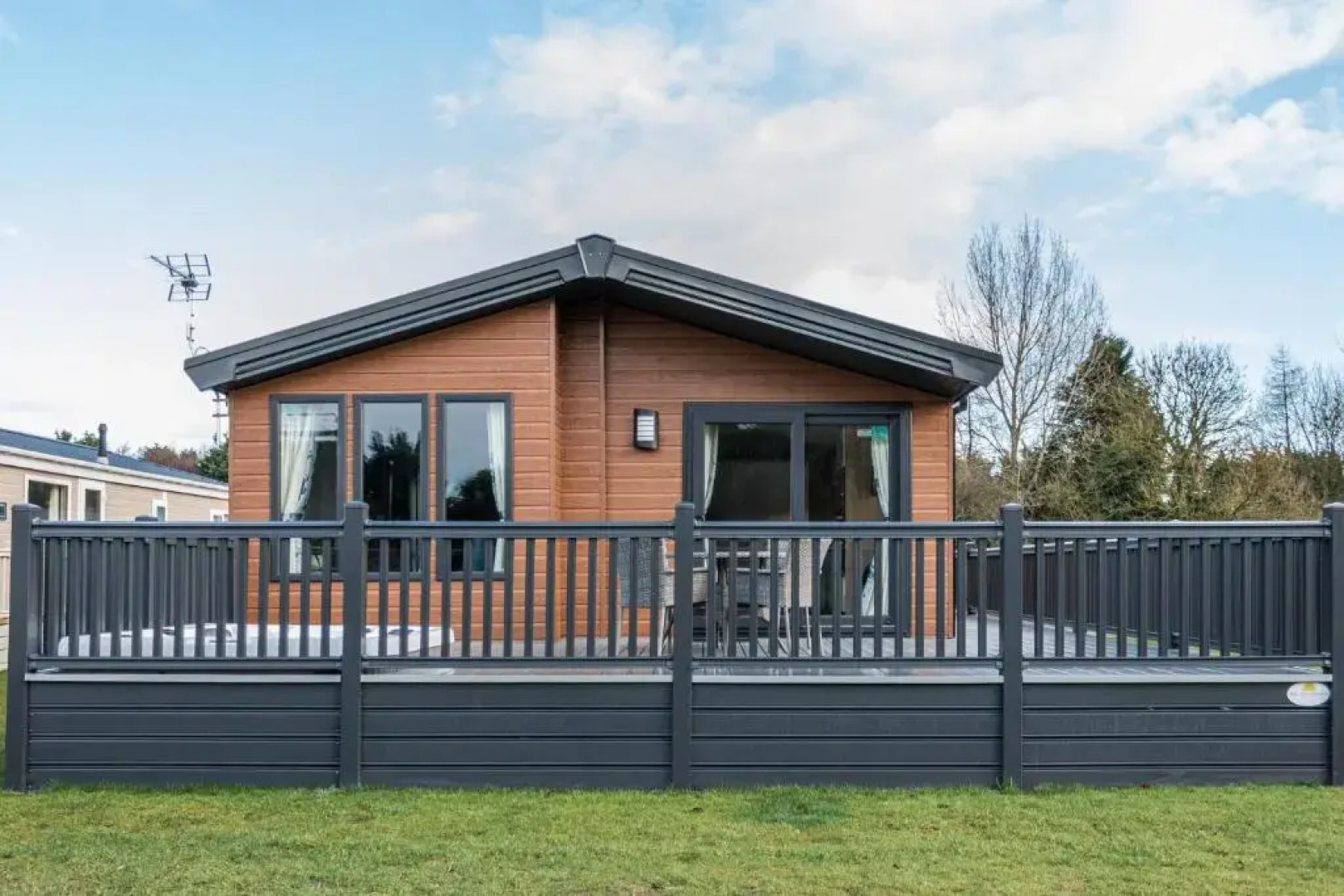 Lilac Lodge with Hot Tub