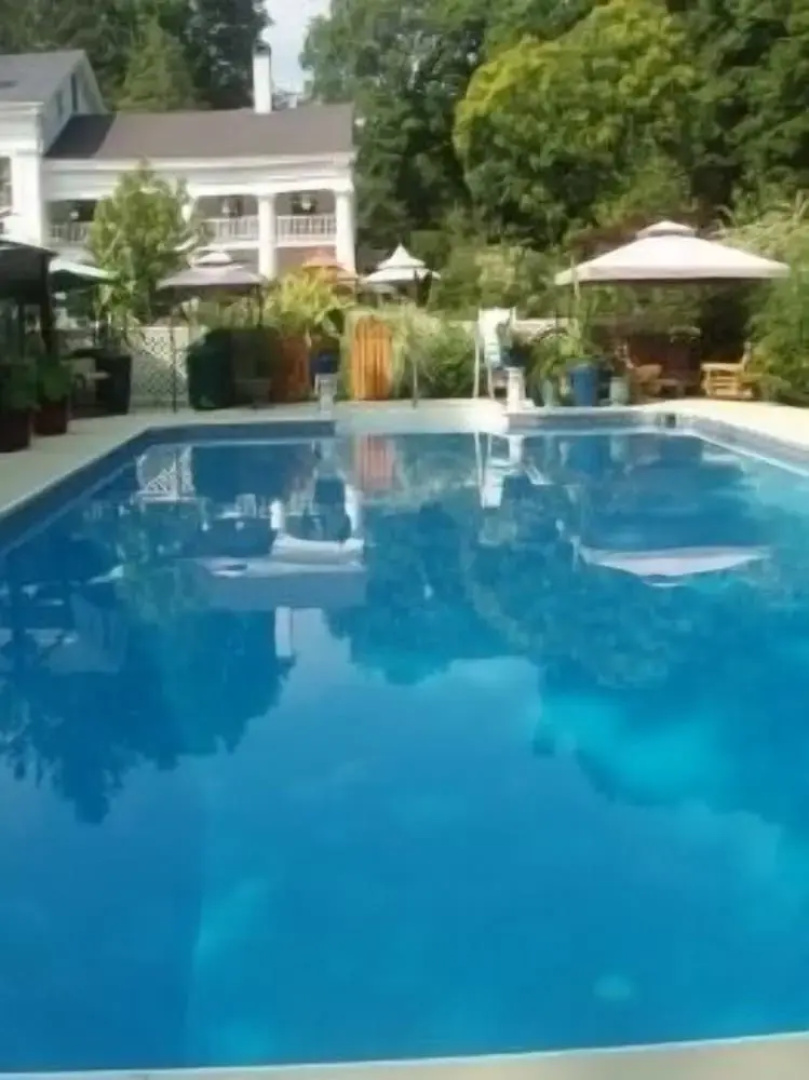 House of 1833 Bed & Breakfast & Gardens