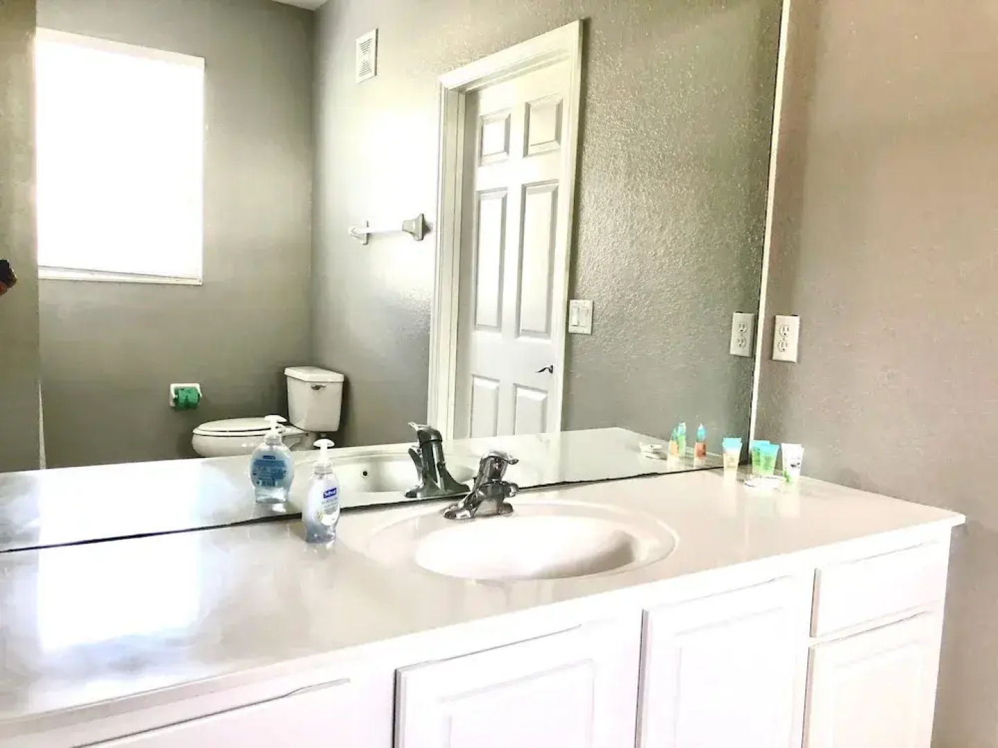 301 - Super Clean & Beautiful. Pools, Gym, Lake