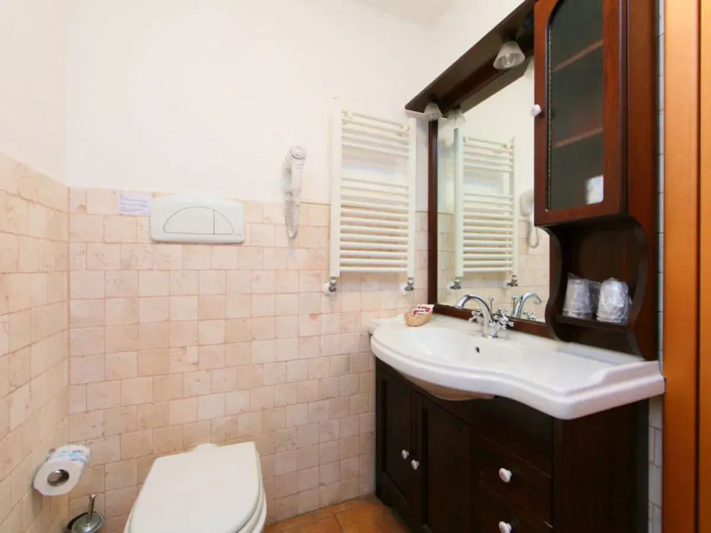 House Oak Pitigliano 16711