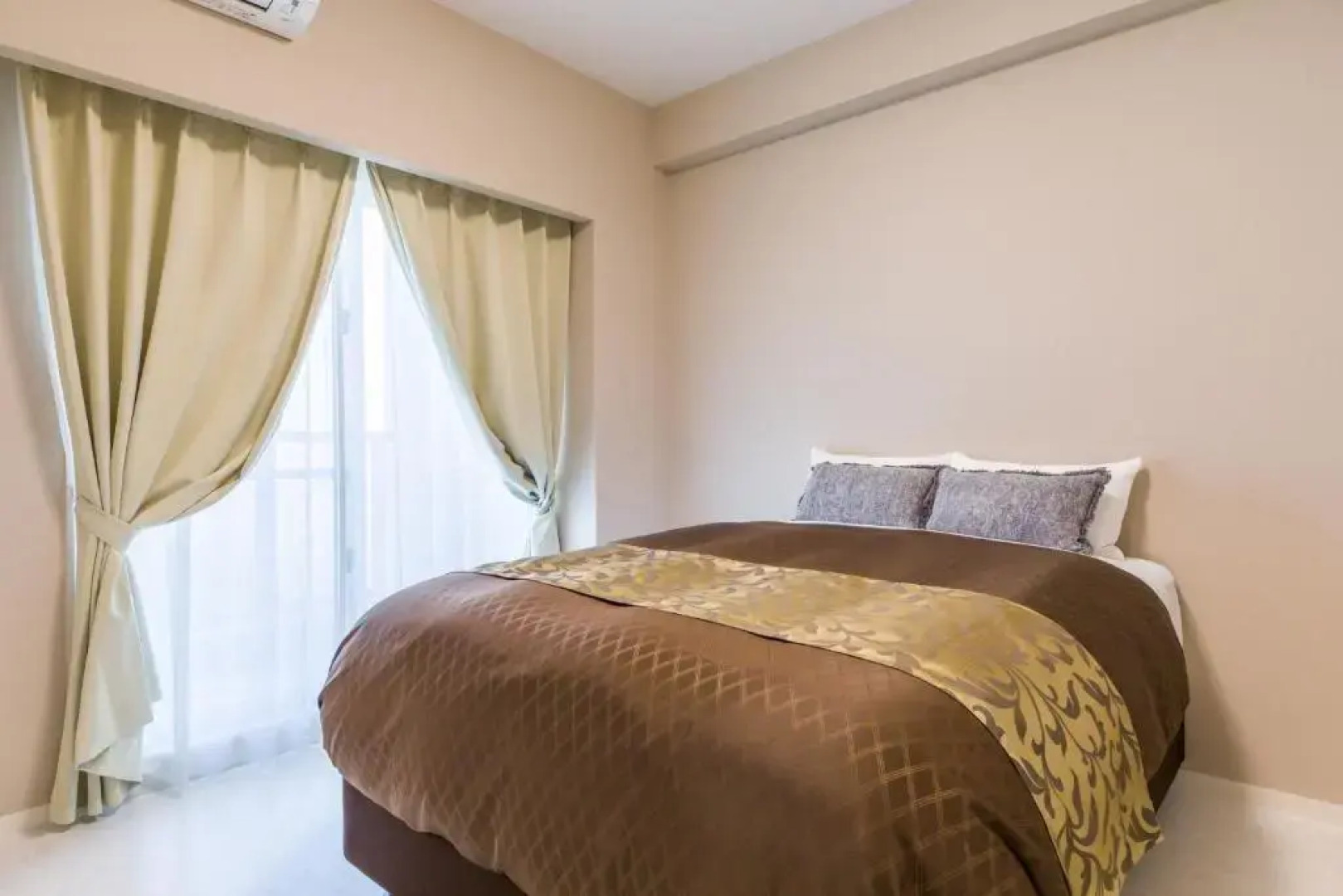 Mr.KINJO inn in front of Children Medical Care Center