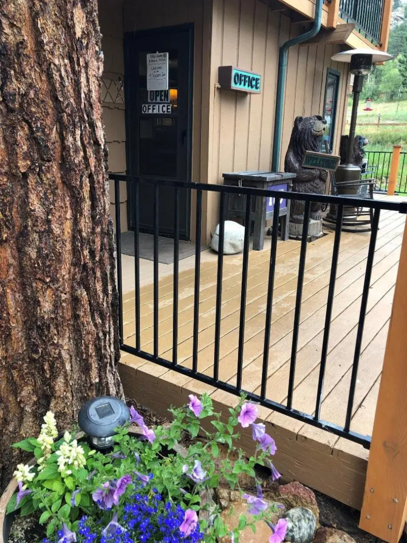 4 Seasons Inn on Fall River