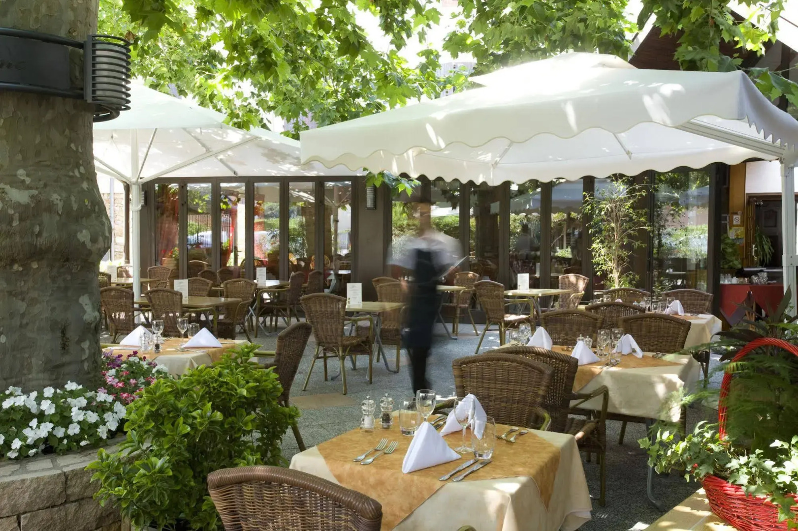 Logis Hôtel Tante Yvonne & son Restaurant semi-gastronomique Lyon Nord