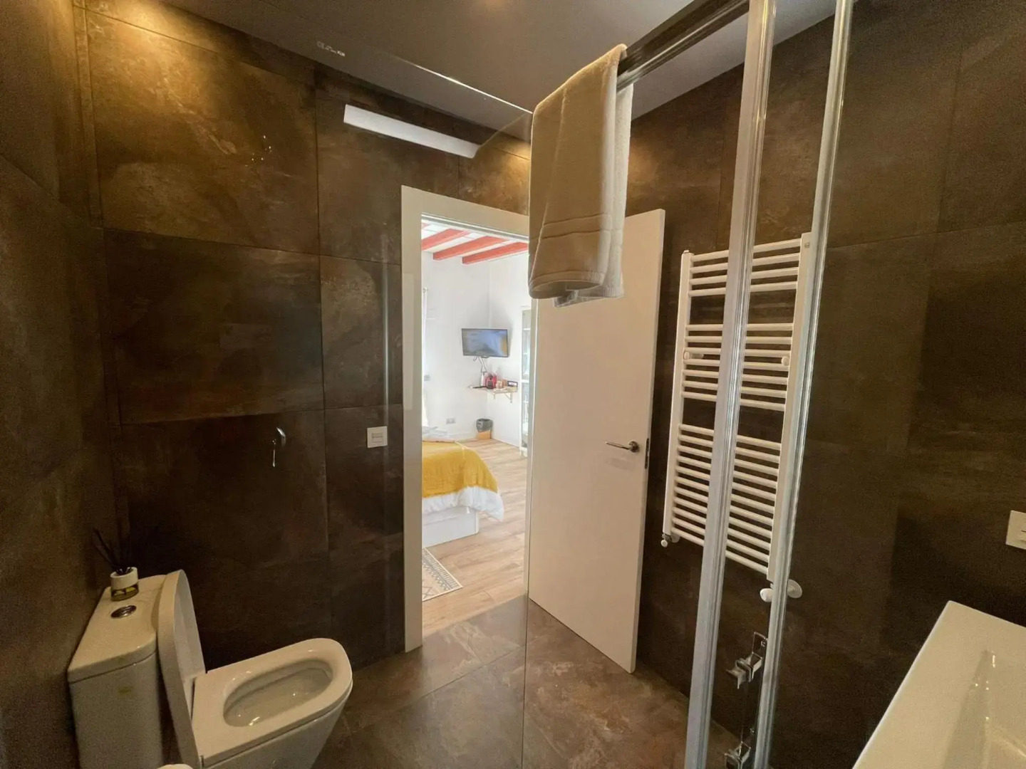 Habitación cama de matrimonio con baño privado