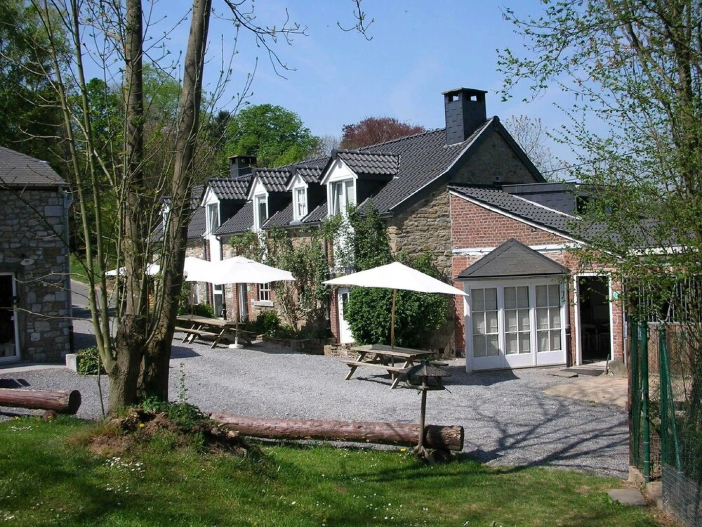 Romantic Cottage in Ferrières With Barbecue