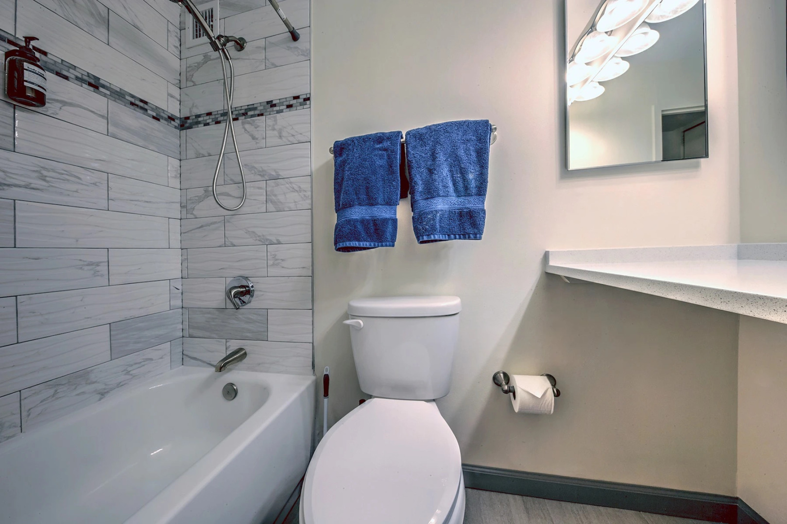 Bright Condo, Plenty of Room, Sleeps Upto 8