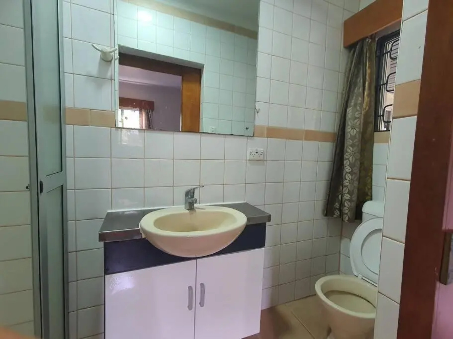 Spacious 4-bdrm fully self-contained WIFI, Parking