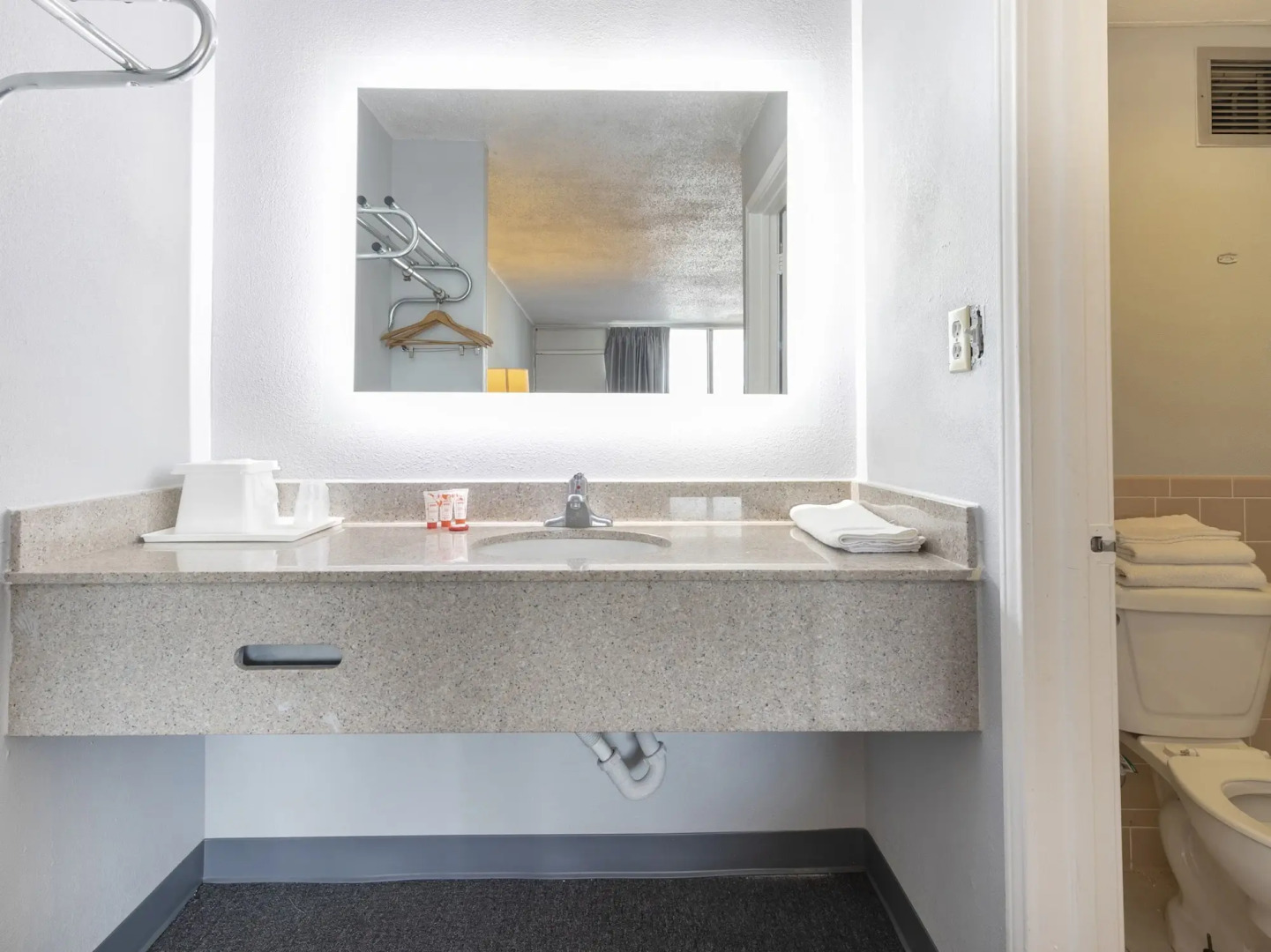 OYO Hotel Jennings Near Crowley, LA I-10