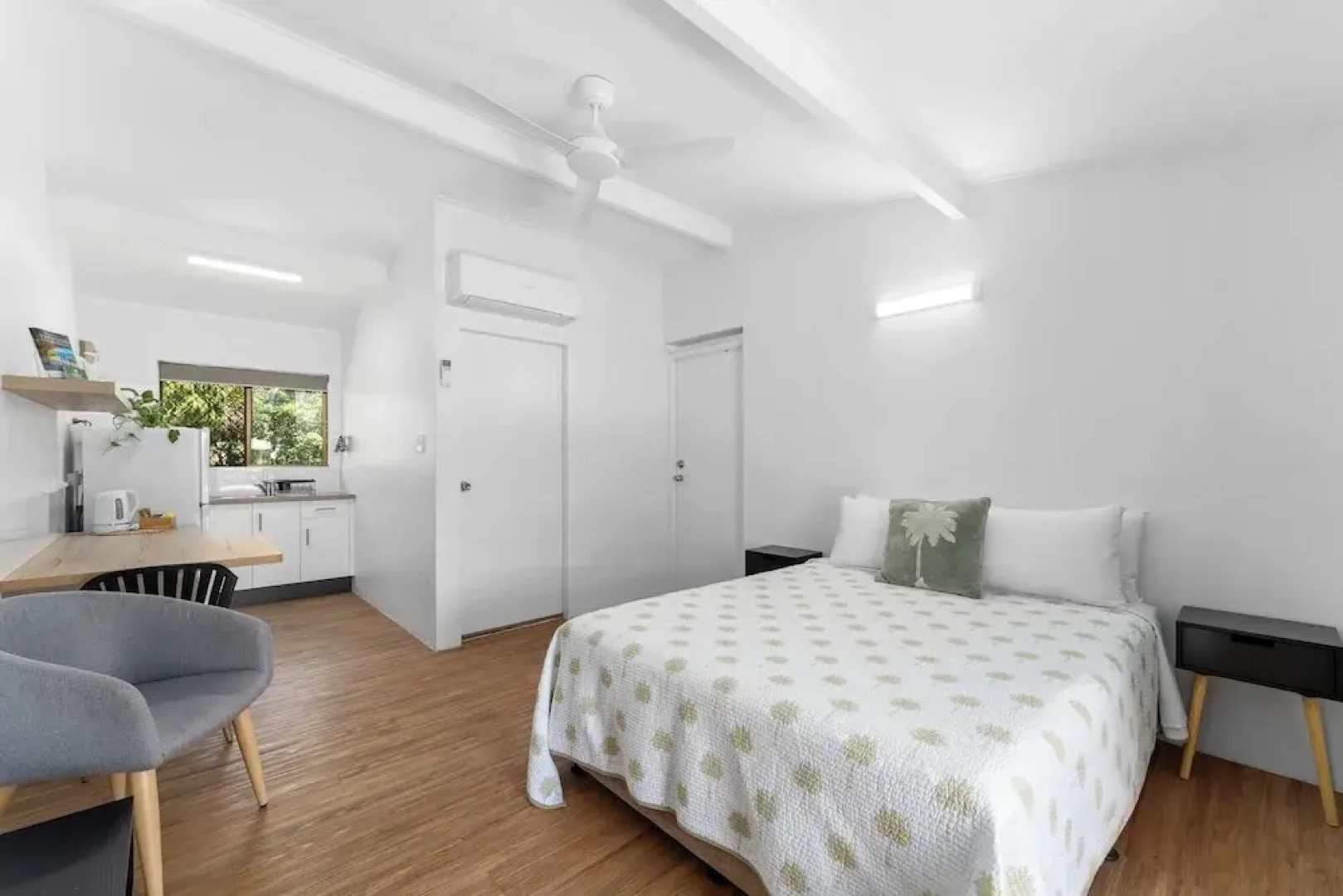 Kinka Palms Beachfront Apartments / Motel