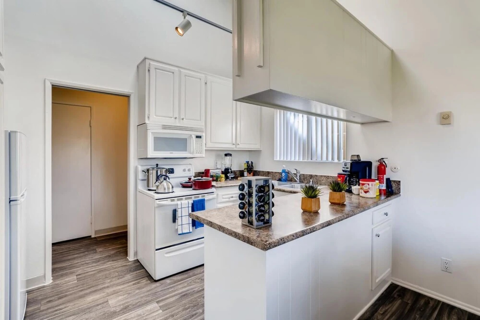 Escape At The Beach - Near Ritz Carlton - Private Entrance - 2BR - Fast WIFI - Free Parking! (MB2)