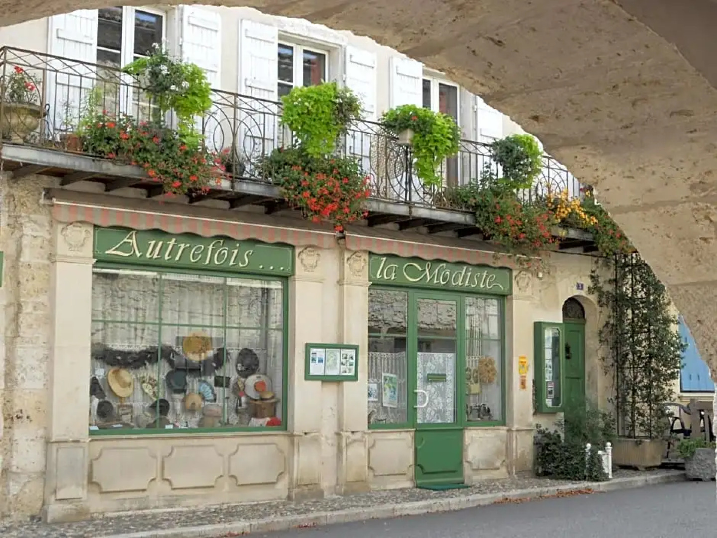 Autrefois la Modiste (Adults Only)