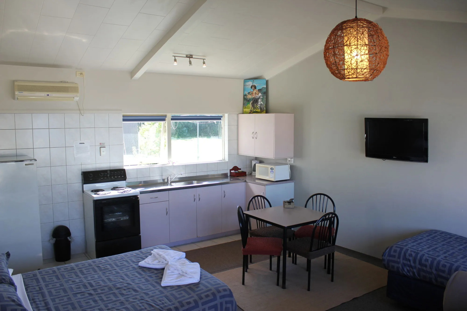 Jack & Di's Lakefront Motel