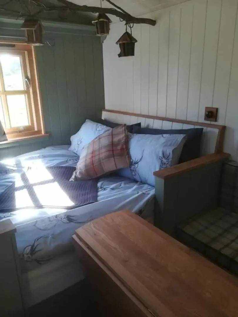 Gaggle Of Geese Pub & Shepherd Huts