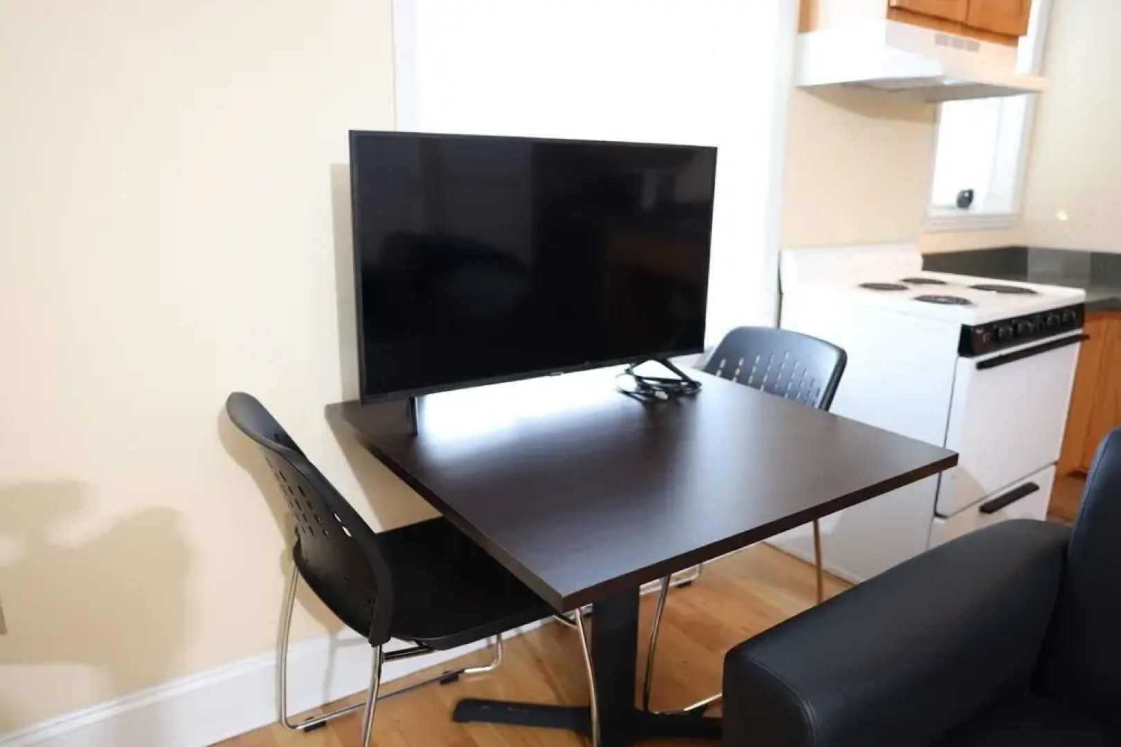 Cozy Off Campus Stay Near Everything