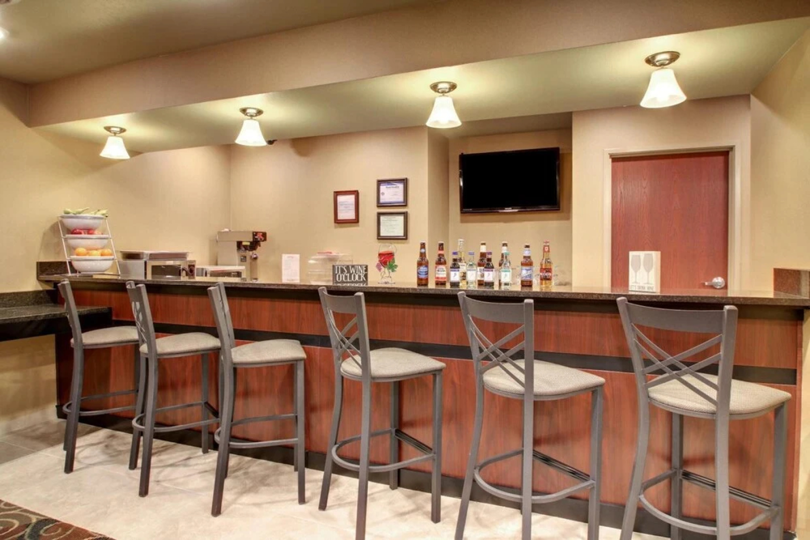 Castle Rock Inn & Suites
