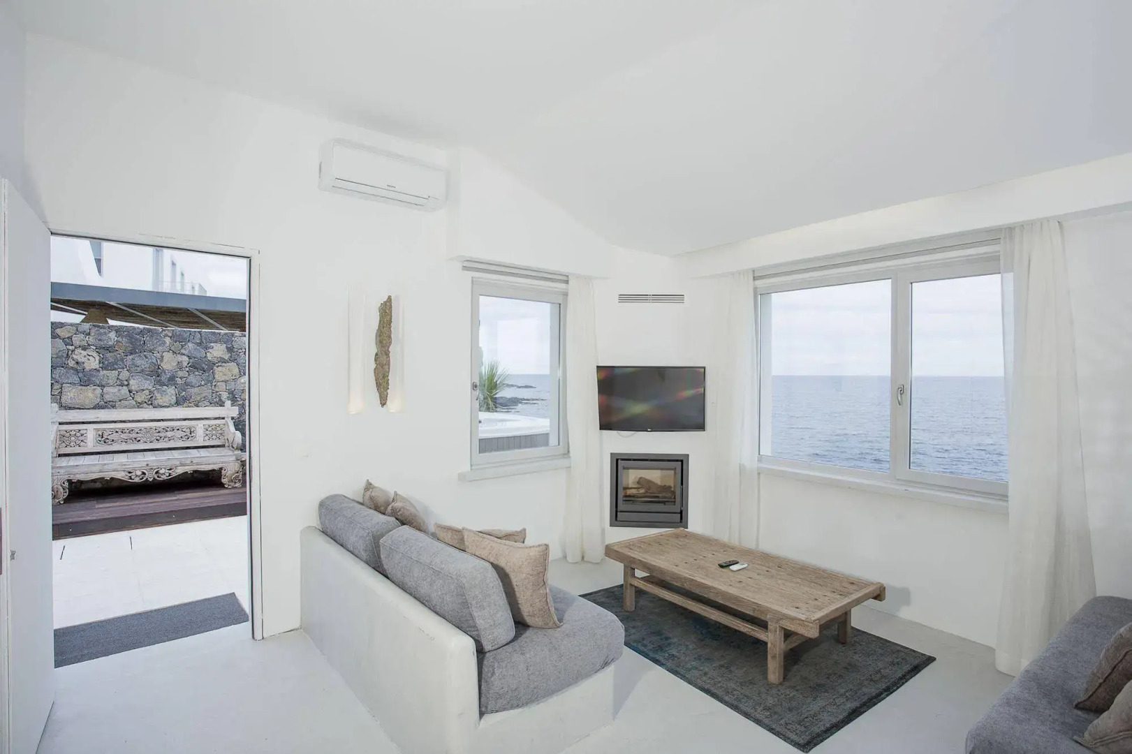 White Exclusive Suite & Villas