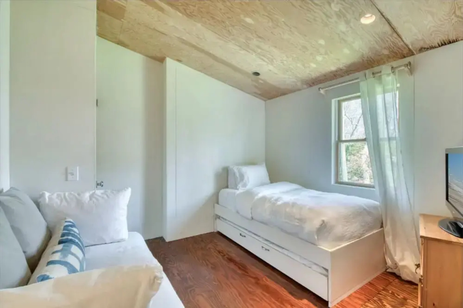 Spacious 5-br 4-bath Pool in East Hamptons